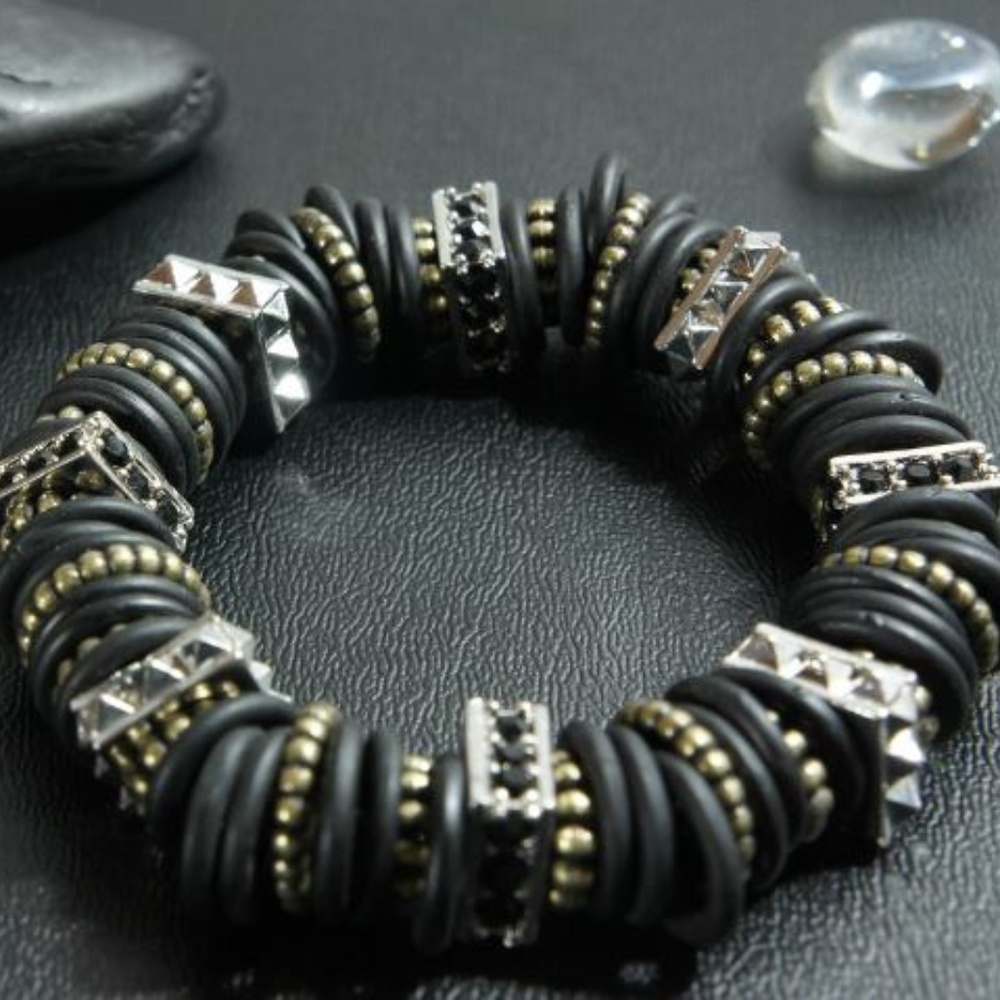 NWT Multi Tone Black Ring Stretch Bracelet